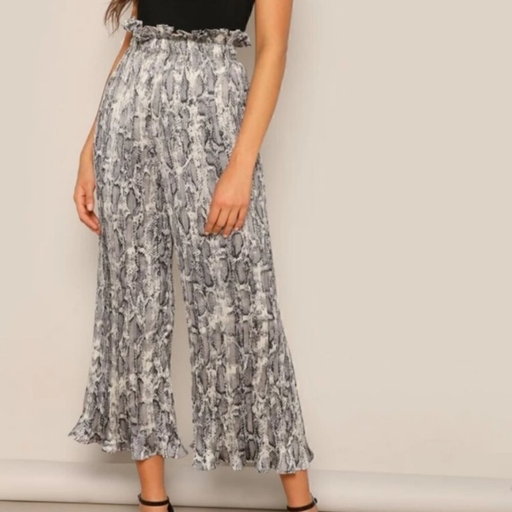 Pleated flowy pants  